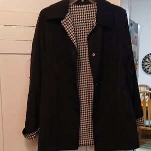 Reversible ladies Medium Coat Black & Gingham Chex With Pockets, Snaps & Collar